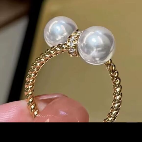Elegant Gold and Pearl Women's Ring - Picture 4 of 5